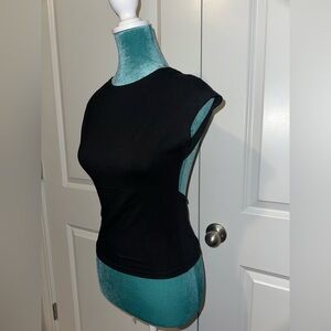 Black open back tee 👚✨